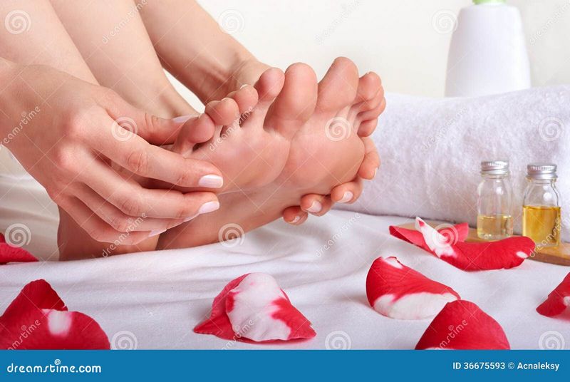 ¿Qué es el masaje chino? Los practicantes de la medicina tradicional china afirman que la energía corporal debe fluir continuamente para evitar el estrés y las enfermedades. A lo largo de milenios, estos especialistas han desarrollado diversos tratamientos corporales relacionados, como la acupuntura, la acupresión y el masaje chino. Los terapeutas chinos tradicionales controlan el sistema de meridianos (puntos y vías energéticas internas) para estimular la circulación del 'qi' (energía corporal) y la sangre por todo el cuerpo. Se cree que el 'qi' no solo circula por el cuerpo, sino que también estimula todo el sistema nervioso. Los practicantes equilibran el 'qi' de sus clientes eliminando los bloqueos en las vías energéticas llamadas jing luo que provocan molestias y enfermedades. Los expertos en masaje chino identifican las vías con menor circulación y utilizan la presión manual para restablecer el equilibrio y la circulación sanguínea y energética. Hoy en día, los especialistas practican el masaje chino en todo el mundo. Los clientes occidentales disfrutan de los beneficios psicológicos y físicos de este método, como el alivio del estrés y la ansiedad, y la realineación musculoesquelética. Los practicantes de la terapia de masaje china suelen concentrarse en los beneficios restaurativos del masaje, a diferencia de la versión occidental, que se centra en el alivio del estrés y la ansiedad y el ocio. Los especialistas en terapia de masaje china abordan y equilibran la salud holística completa de sus clientes, no solo los síntomas específicos.
