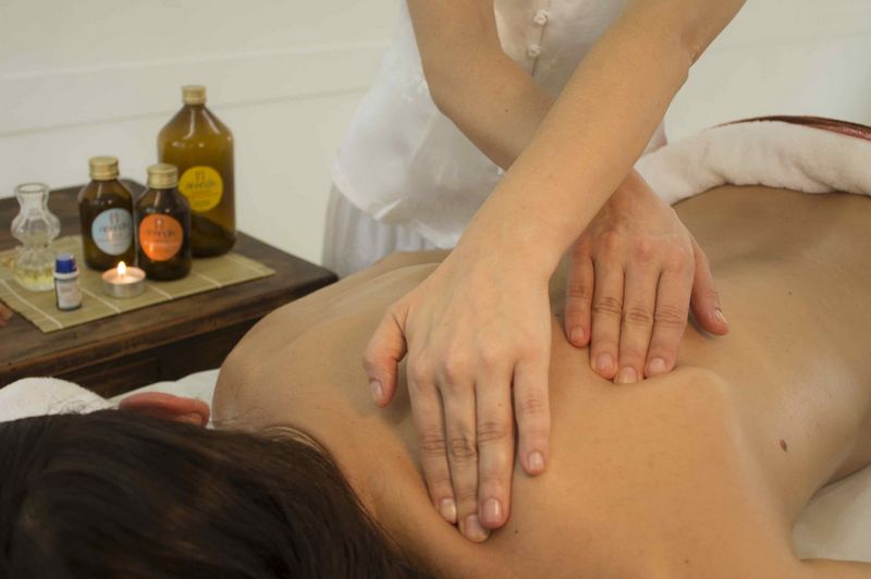 ¿Qué es un masaje de pies? Un masaje de pies es un método terapéutico que consiste en controlar y aplicar presión en los pies. Este tipo de terapia se centra especialmente en los pies y sus puntos de respuesta. Las terapias de masaje de pies se han practicado durante siglos en diversas culturas, incluyendo la medicina tradicional china y el Ayurveda. Durante una sesión de masaje de pies, el terapeuta suele utilizar las manos, los dedos y los pulgares para presionar puntos específicos de los pies. Estos puntos corresponden a diferentes partes del cuerpo, y la terapia busca estimular esas zonas y promover la salud en general. Los masajes de pies proporcionan relajación, eliminan la tensión y mejoran la circulación en pies y piernas. También pueden ayudar a aliviar el dolor de pies, disminuir la ansiedad y promover la relajación y la renovación. Además, se cree que los masajes de pies influyen positivamente en todo el cuerpo, ya que están conectados a diversos órganos y sistemas corporales mediante puntos de reflexología.